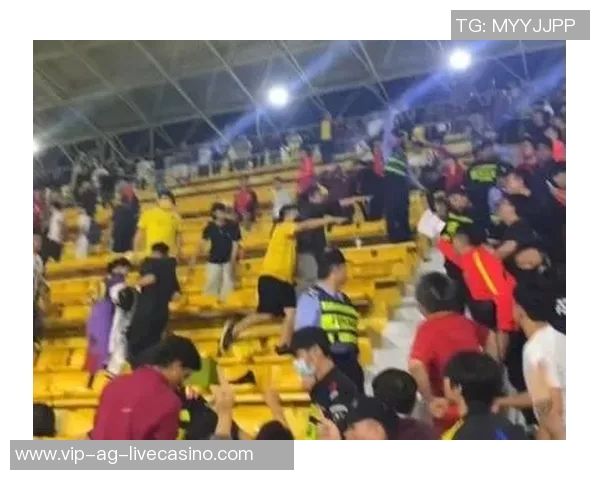 足球场上冲突升级球员与球迷激烈对峙引发广泛关注与讨论